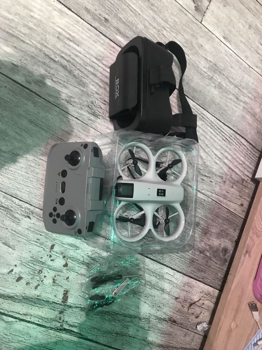 Дрон з віар очками