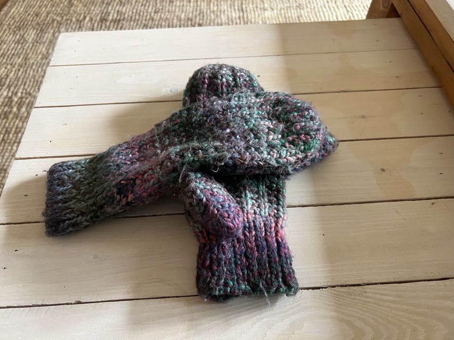 Rękawiczki jednopalczaste ocieplane w środku.