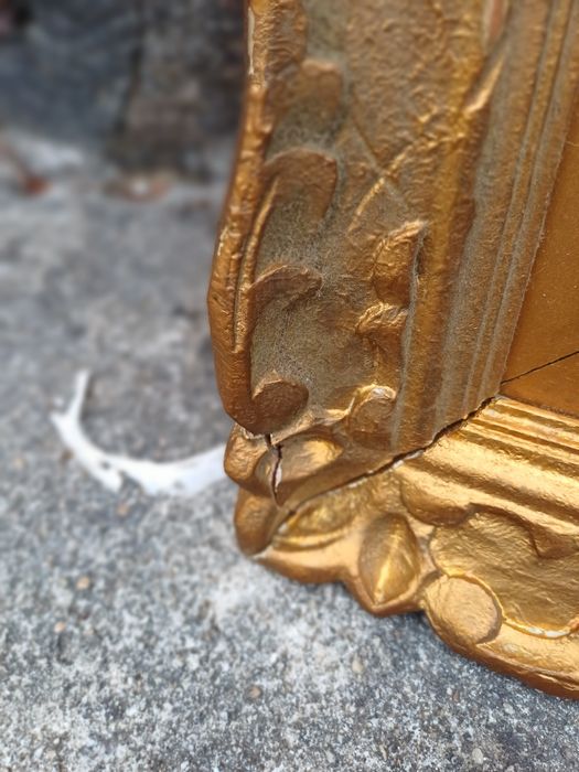 Moldura antiga em madeira dourada