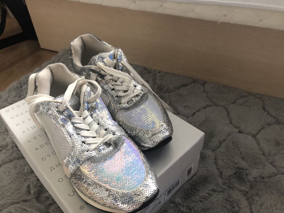 Buty sportowe z cekinami