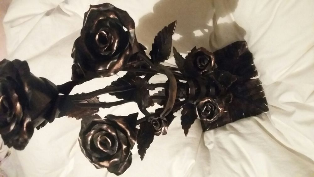 Металева підставка з трояндами