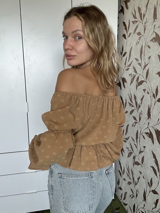 Блуза с открытыми плечами