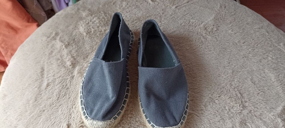 Alpercatas cinza muito leves e confortáveis