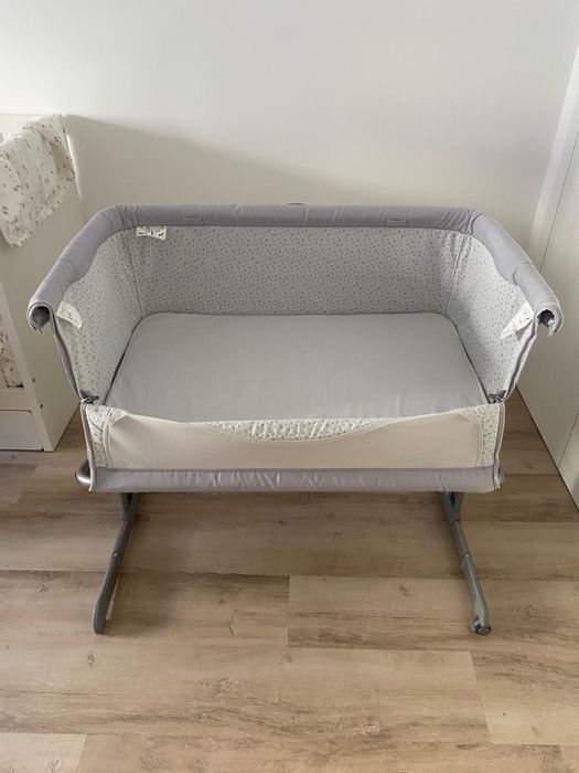 Chicco Next2Me com colchão, correias e saco de transporte