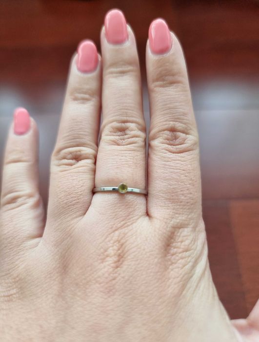 Anel cinzento com uma pedra pequena, tamanho S