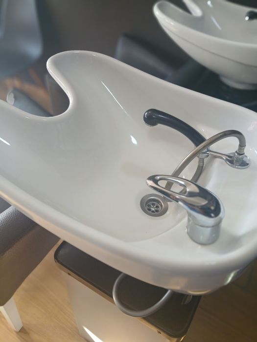 Vendo 2 rampas de lavagem profissionais para cabeleireiro em conjunto.