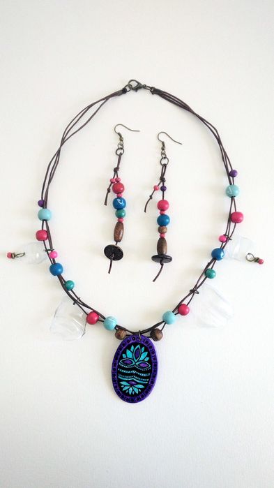 Conjunto de bijuteria colorida colar e brincos