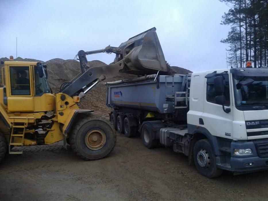 roboty ziemne koparki JCB kruszywo rozbiórka wykopy transport