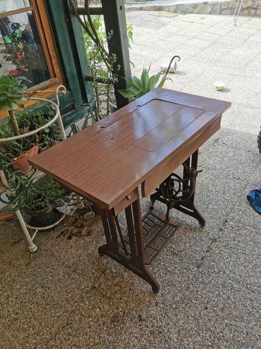 Máquina de Costura Vintage Naumann/Novum com móvel