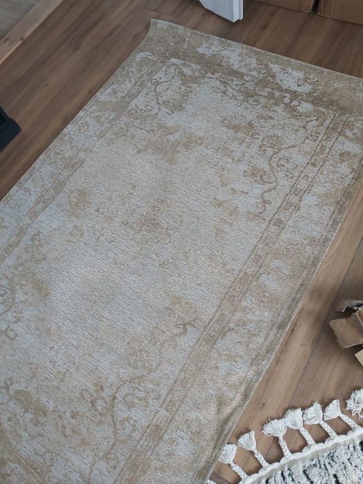 Dywan w odcieniu złota  jak na zdjęciu o wymiarach 100 x 156
