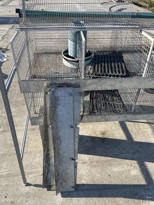 Клетка б/у для кроликов професиональная.