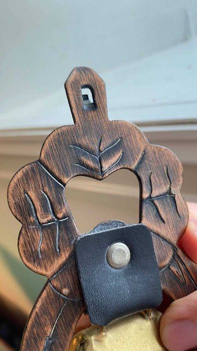 Декоративный настенный колокольчик в металлическом креплении.