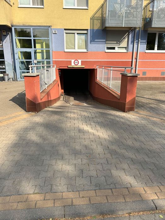Dwa miejsca postojowe w garażu ul. Strońska