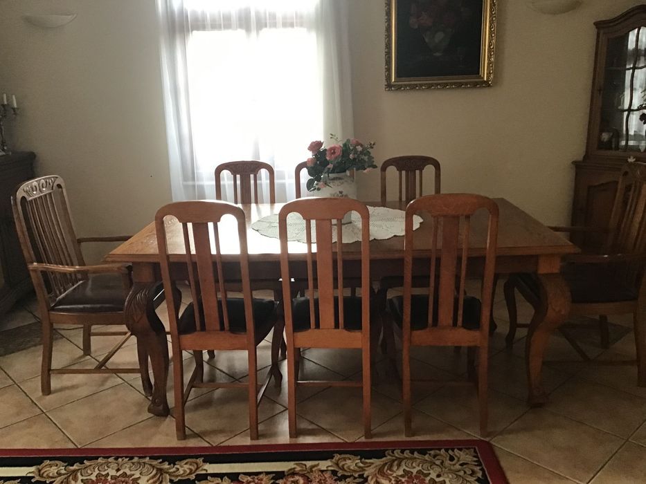 Stół dębowy do jadalni rozsuwany na 8  lub 12 osób ,oraz 12 krzeseł ze skórzanym obiciem.