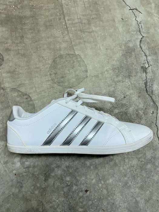 Ténis Adidas brancos e prateado