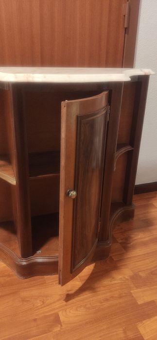 Credência de madeira com tampo de pedra