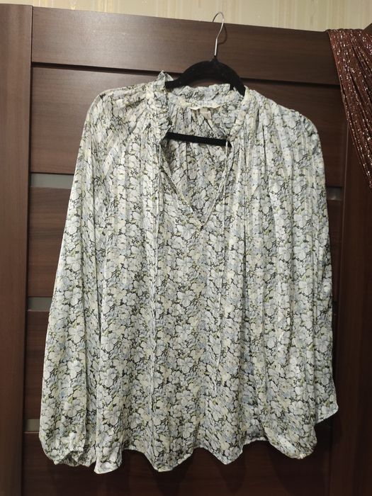 Легенька жіноча блуза, розмір М, має квітковий принт. Весняна.