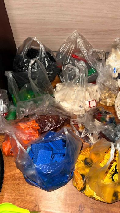 ~11,35kg klockow LEGO posegregowane kolorystycznie.