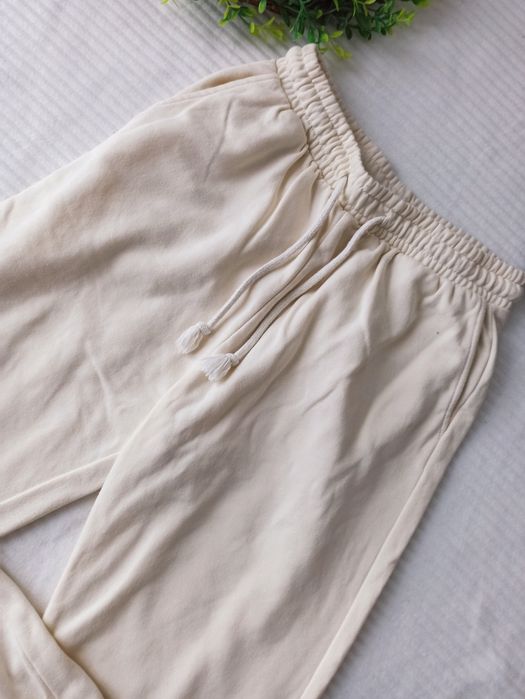 Sg Kremowe śmietankowe spodnie dresowe 36 , S dresy 36 , S damskie jak