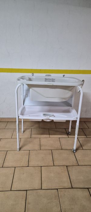 Vendo banheira com muda-fraldas Jané para bebé.