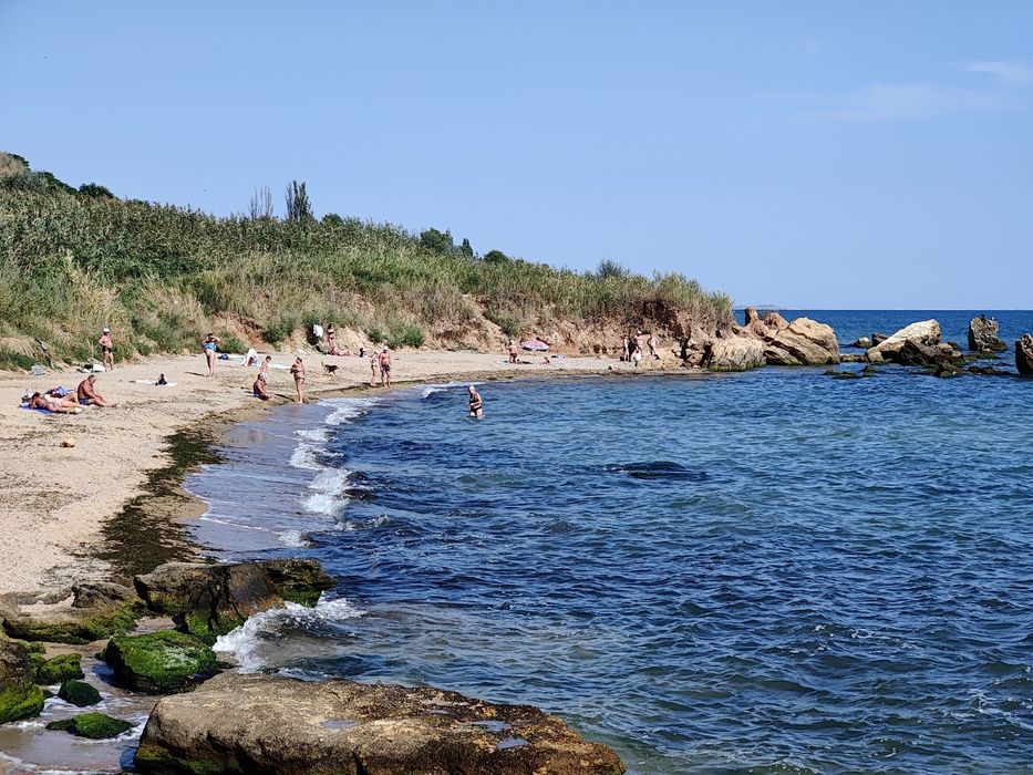 Затишний зруб біля моря