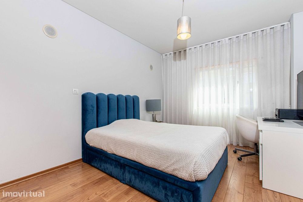 T3 com vista sobre o Jamor, box de 58 m² e condomínio com piscina