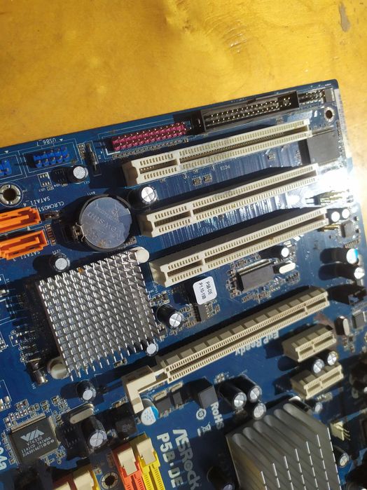 Материнская плата ASRock P5B-DE для процессоров Intel в корпусе Socket LGA775.