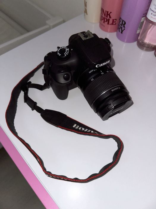 Дзеркальний фотоапарат Canon EOS 4000D.