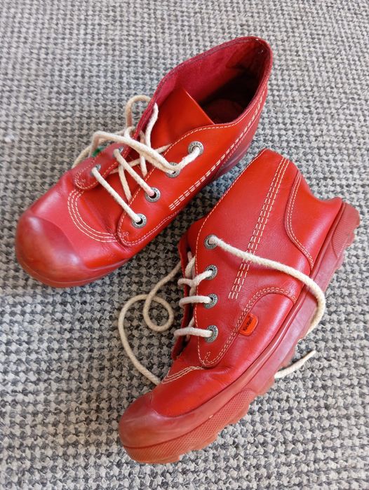czerwone botki skórzane marki Kickers, model Kick Hi. R 39