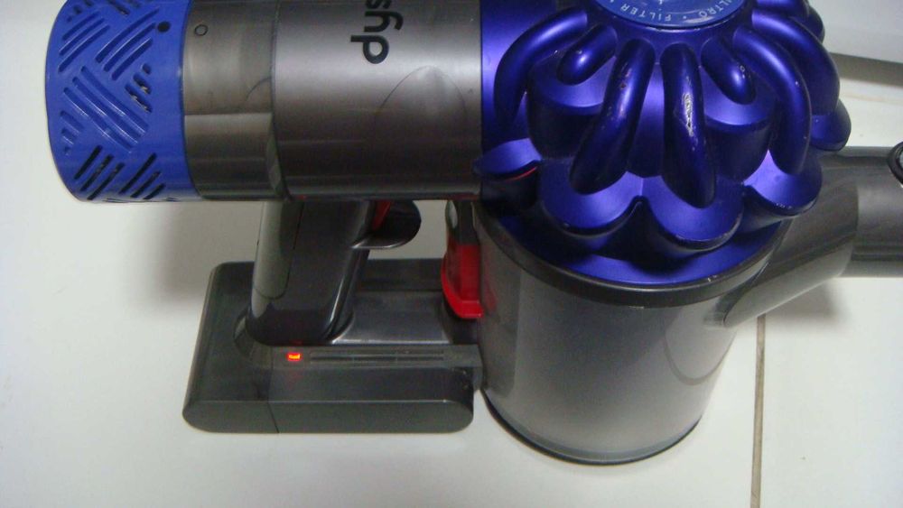 Аккумуляторный пылесос Dyson v6