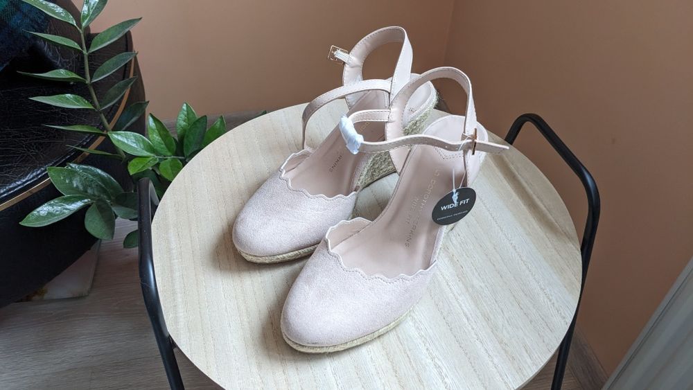 Босоніжки туфлі на танкетці 38