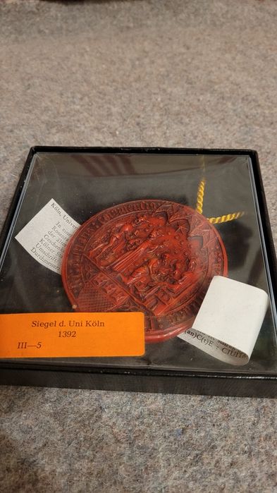 Dwie repliki odcisków pieczęci w wosku.