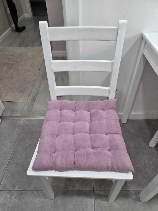 Mesa e cadeiras.