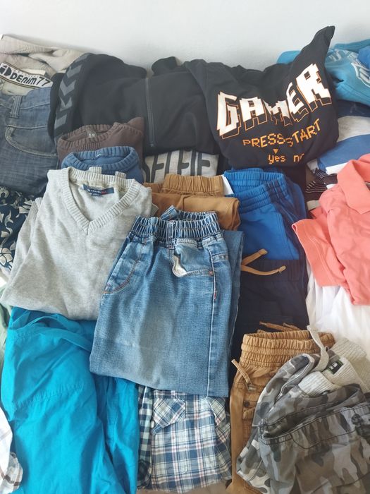 Sprzedam dużą pakę ubrań dla szczupłego chłopca 146/156