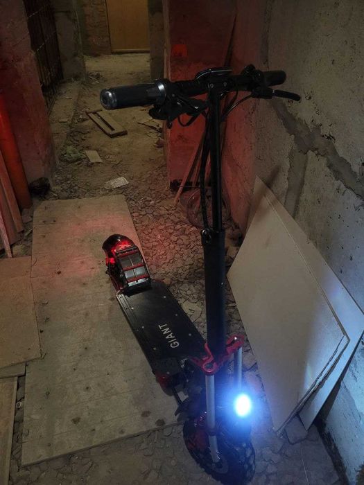 Електросамокат Giant Outlander M11