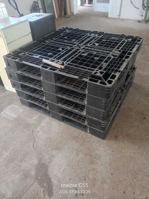 Palety plastikowe 110x110
