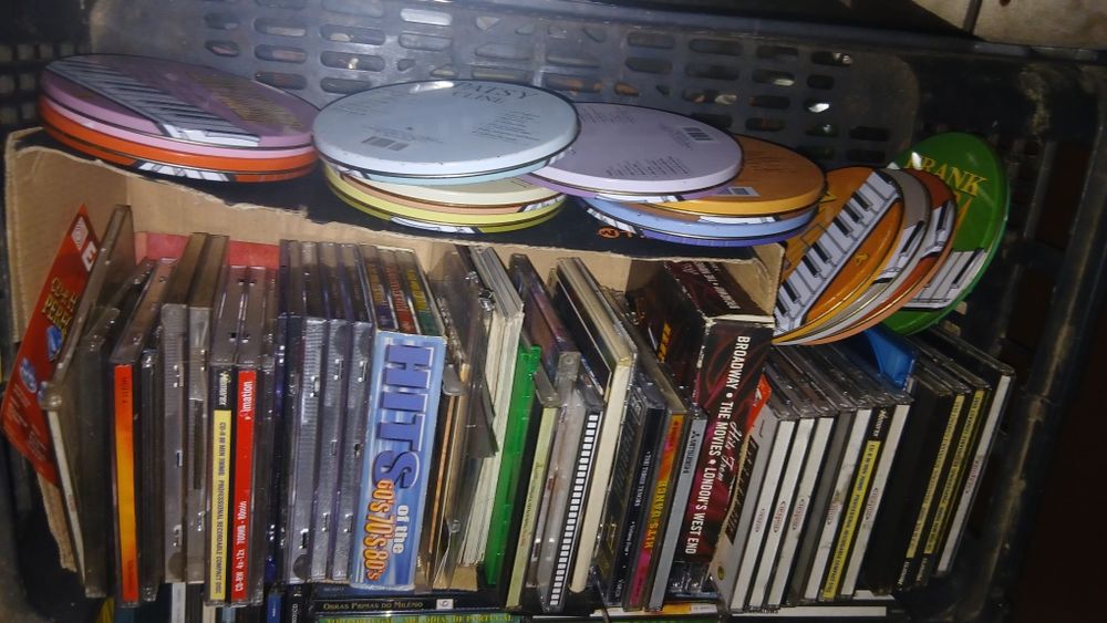 Lote 150 Cd musica diversa por 120 €