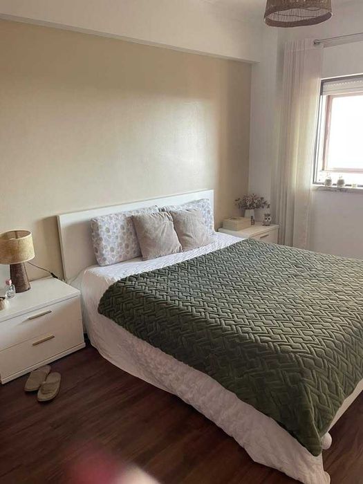 Conjunto cama + duas mesas de cabeceira brancas