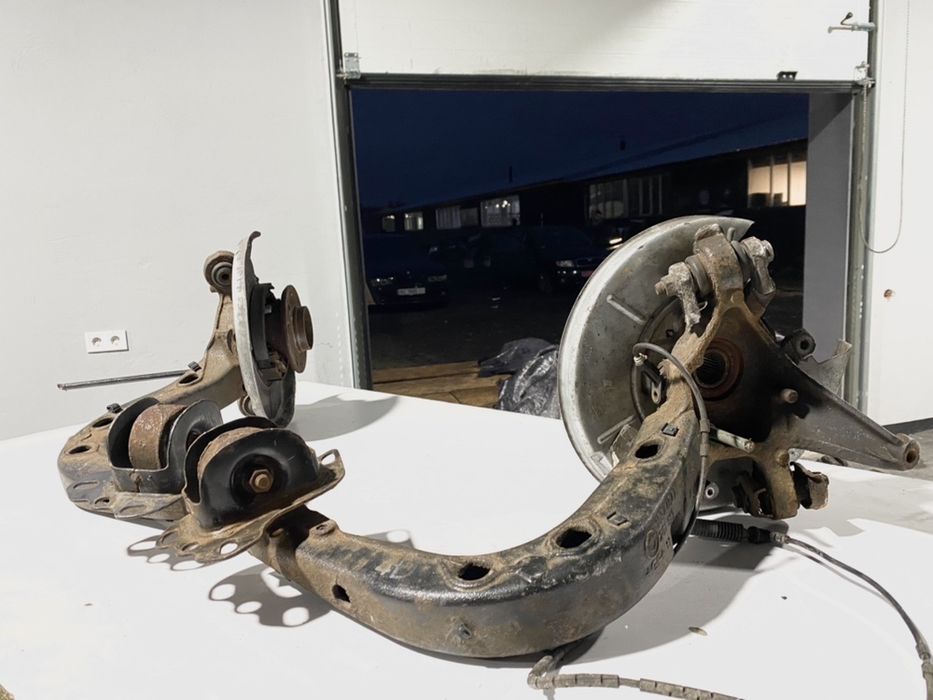 Цапфа БМВ Е46 Задняя Ступица седан универсал задня BMW E46 L R Шрот