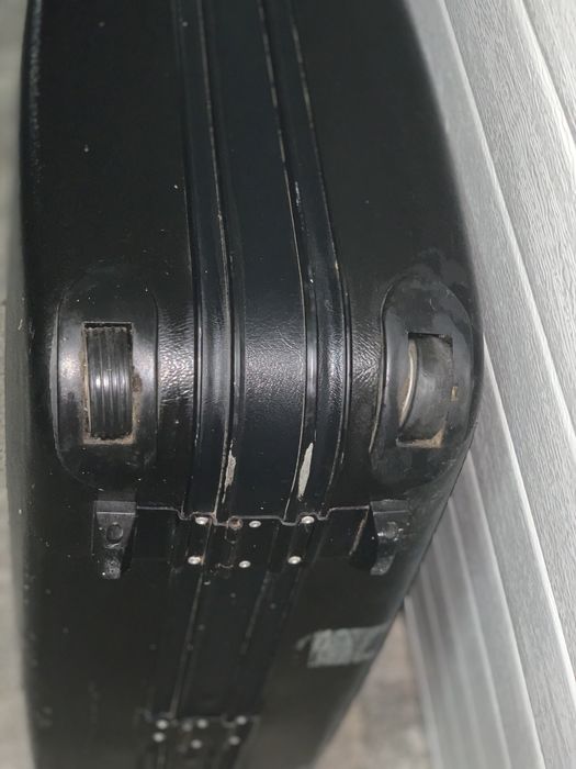 Mala resistente. Bastante antiga, nao tem chave,com 2 rodas e uma pega