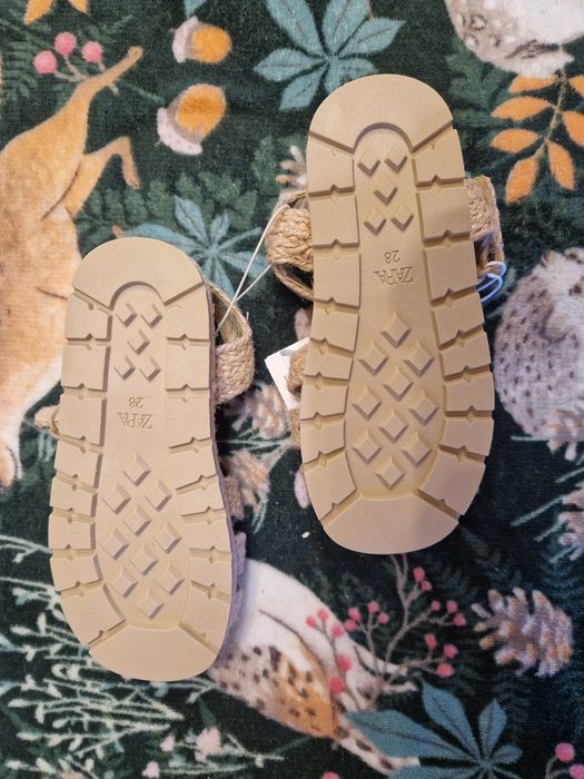 Нові дитячі сандалі Zara