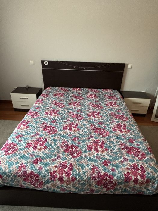 Quarto de casal , castanho e branco