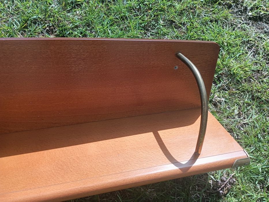 Estante em madeira maciça cerejeira aplicação á parede, motivos dourados.
Medidas: 152/20/25cm altur