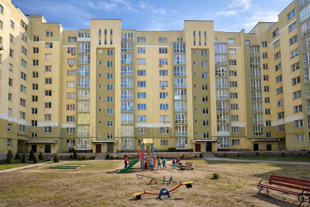 4-кім.,квартира у новобудові, 121 м², на Роксоляни, в зданому будинку.