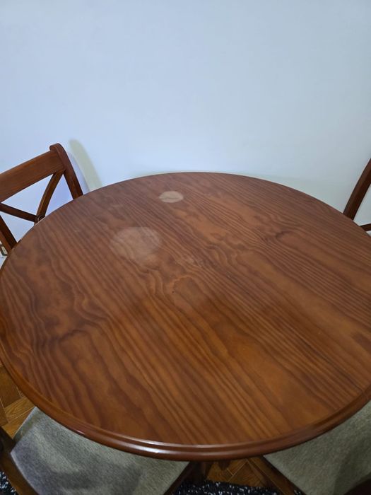 Mesa + quatro cadeiras: 
Diâmetro 107cm,