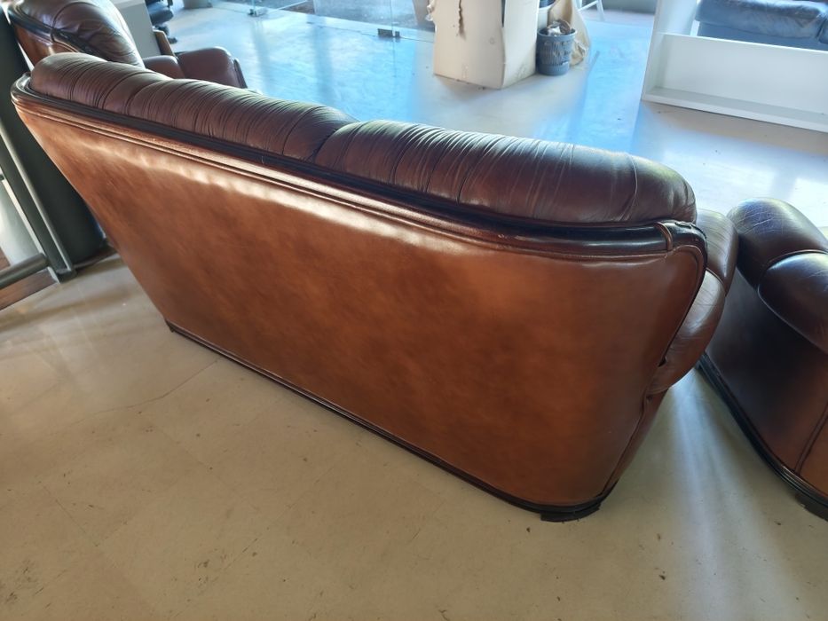 Vendo sofá cama com 2 poltronas. Pele genuína.