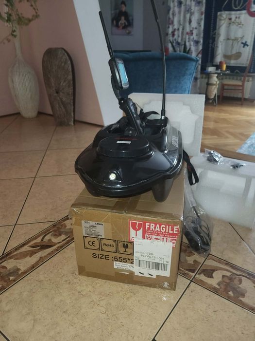 Łódka zanętowa Boatman Actor Pro Echosonda + GPS Black mata +podbierak