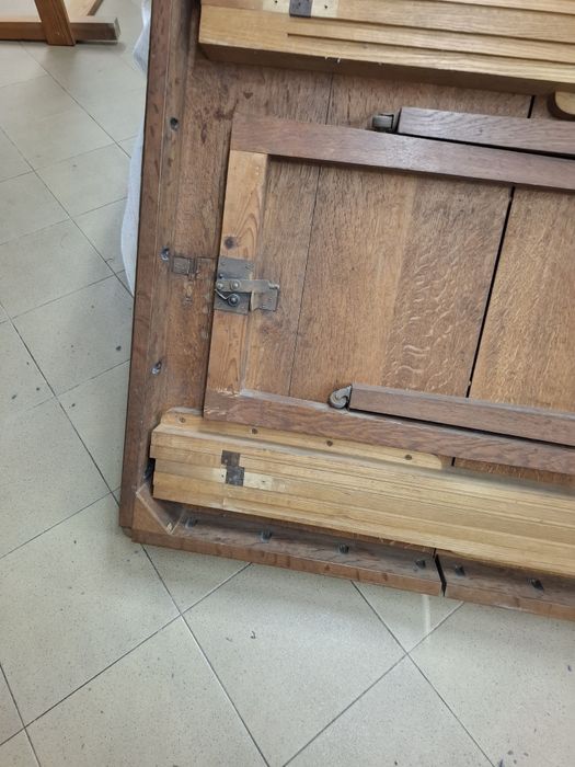 Mesa em castanho extensível e com rodas