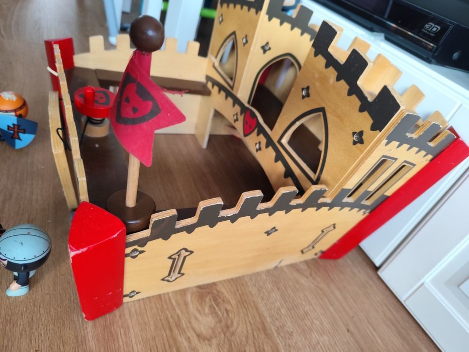 Castelo madeira com personagens