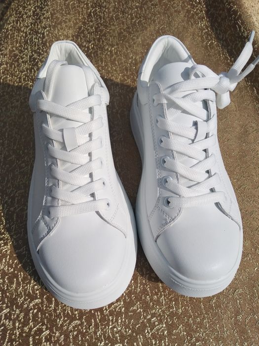 Жіночі кросівки шкіра